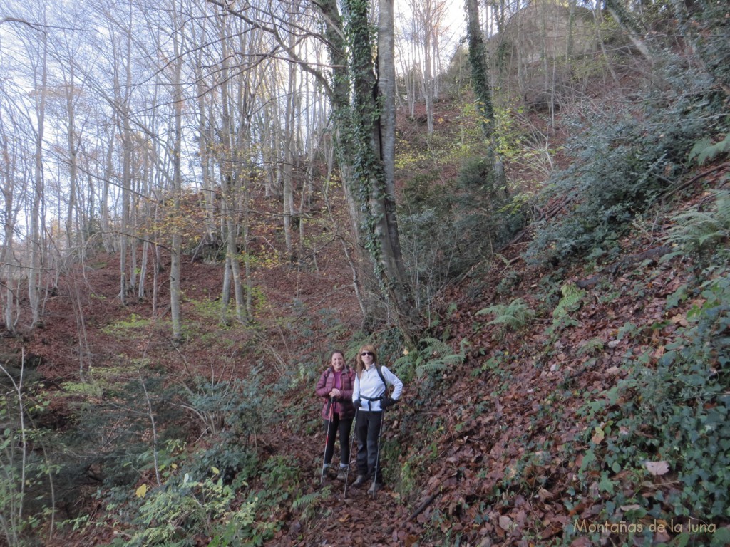 Pili y Anna en los hayedos de la Sierra de Marboleny